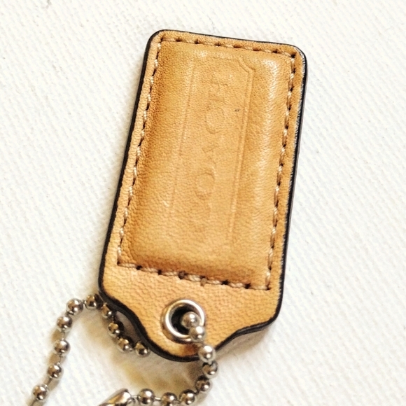 💛 2" Vintage Coach Khaki Taupe Tan Leather Hang Tag Bag Fob Charm Keychain - Picture 3 of 5